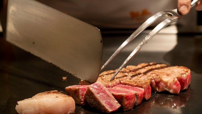 Irisan daging Kobe Beef yang sangat mendunia dari Kobe, Jepang